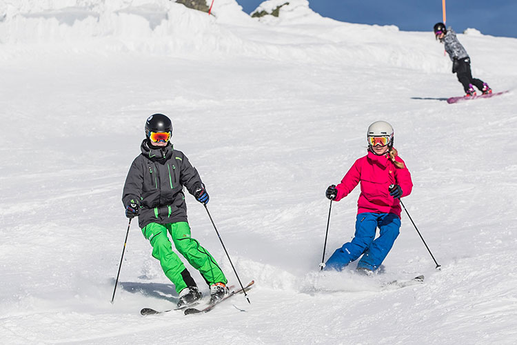 Tonåringar åker slalom