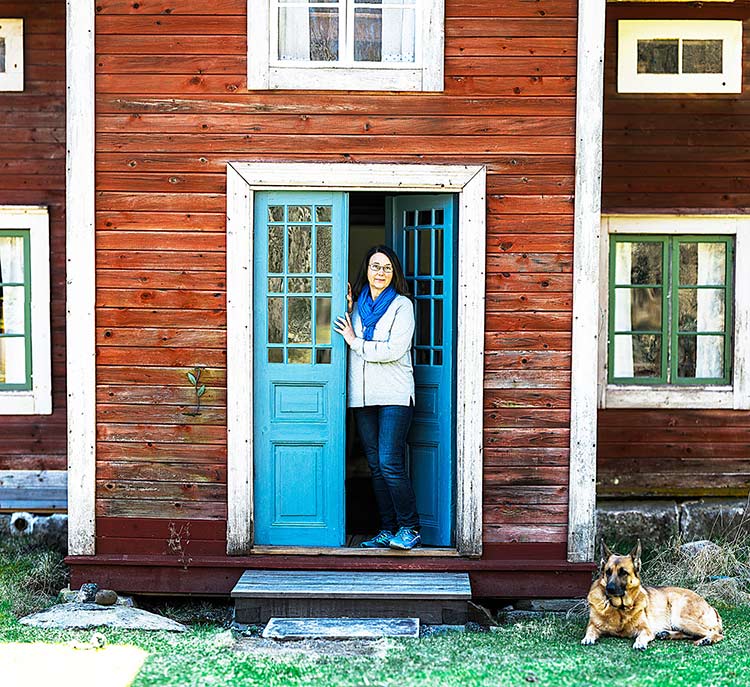 Maria Norgren vid Dan Anderssons sista bostad