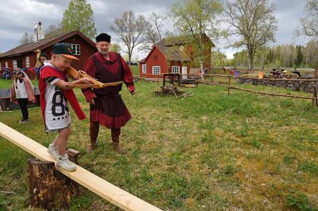 Riddarlekplats i Storfors, pojke med pilbåge