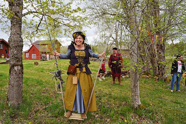 Riddarlekplats i Storfors, medeltidsdam på gunga