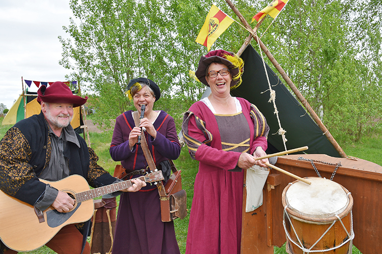 Riddarlekplats i Storfors, medeltida figurer spelar musik